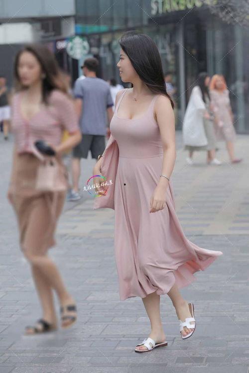 美女穿粉色吊带丝袜,美女演绎时尚吊带丝袜风采